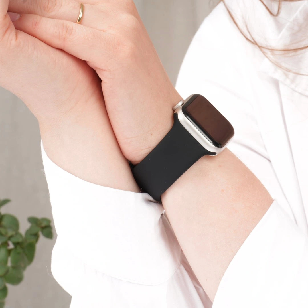 Breband Silikonarmband in Schwarz getragen #farbe_schwarz