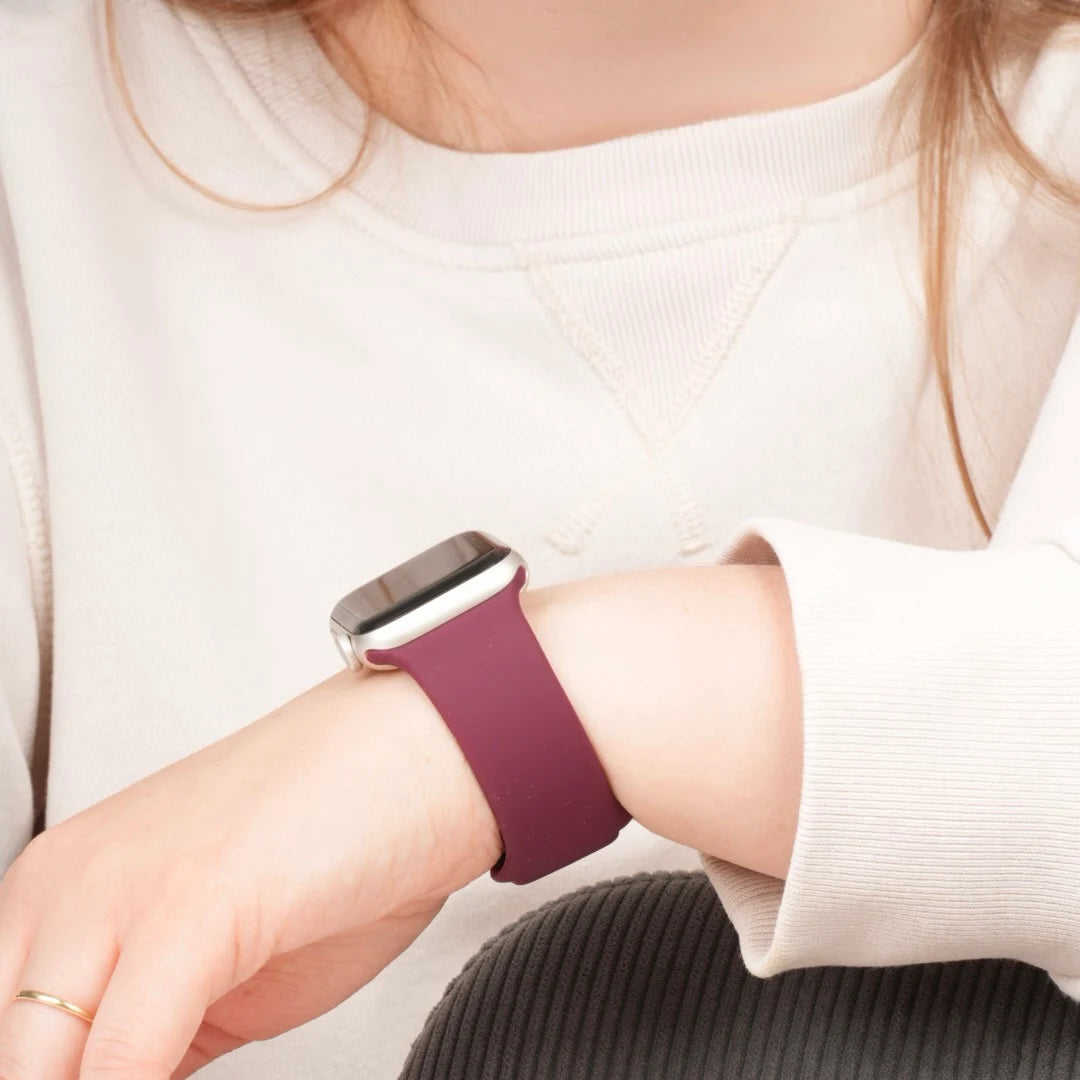 Apple Watch mit Silikonarmband in Weinrot #farbe_weinrot