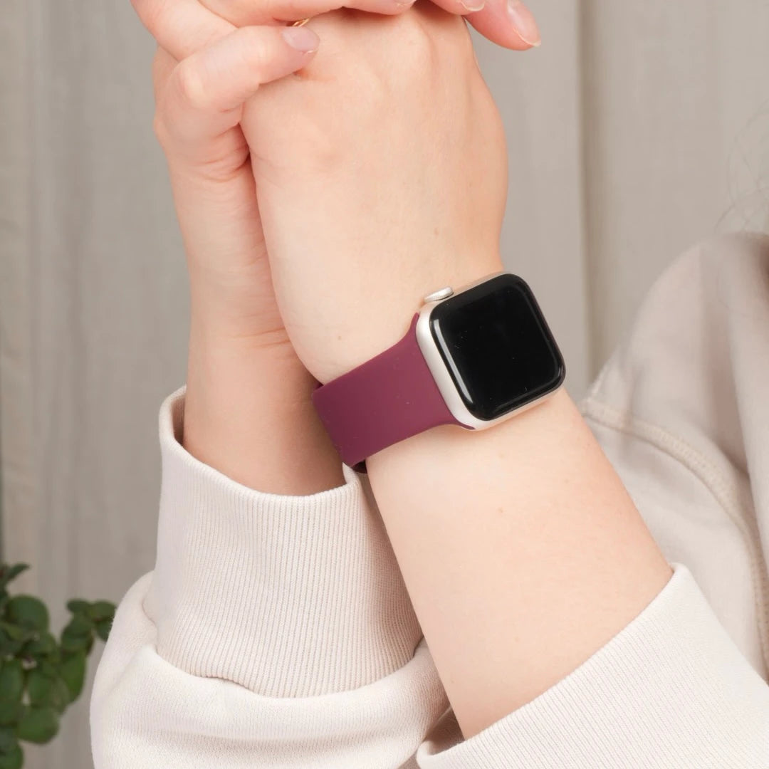 Breband Silikonarmband Weinrot getragen #farbe_weinrot