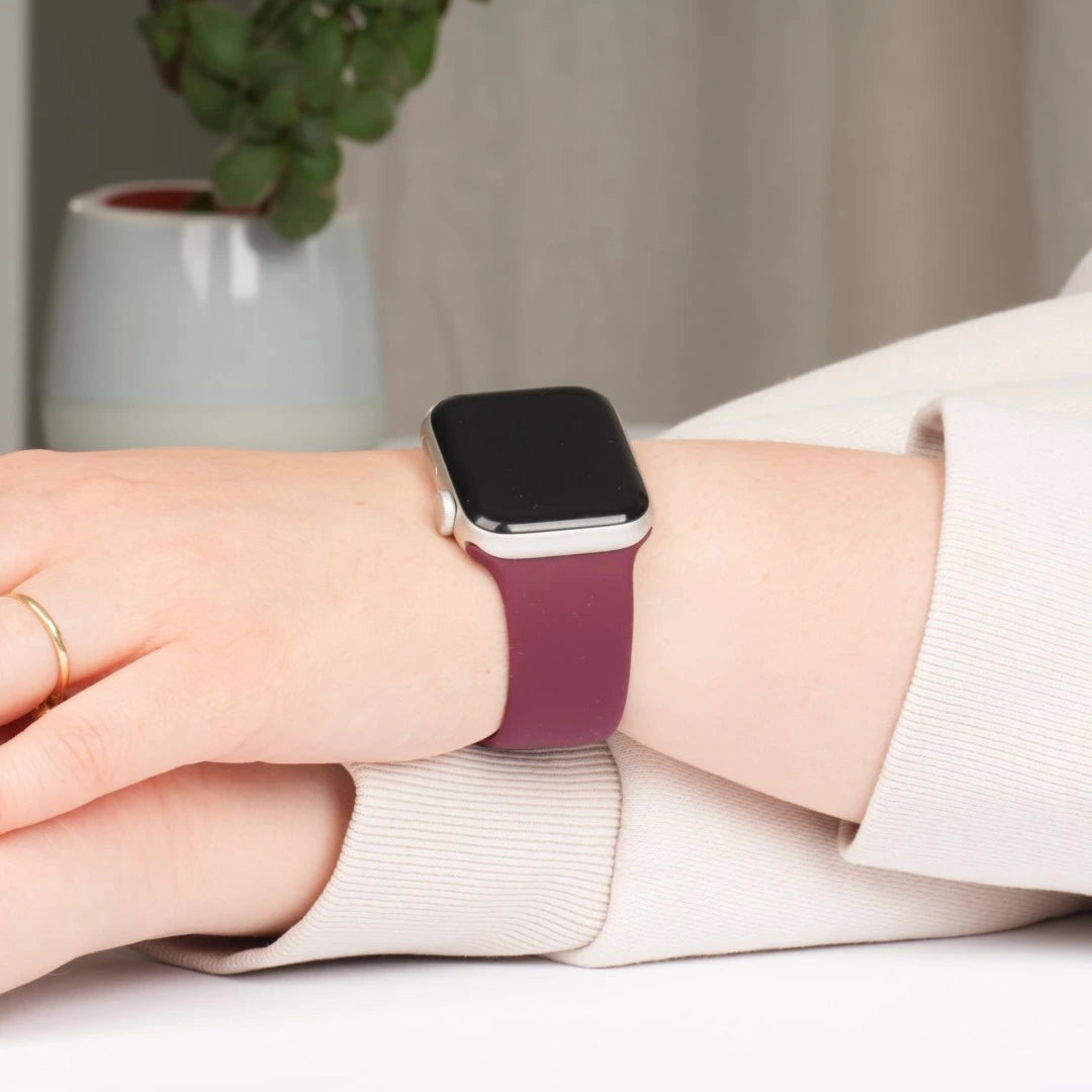 Weinrotes Apple Watch Armband am Handgelenk #farbe_weinrot