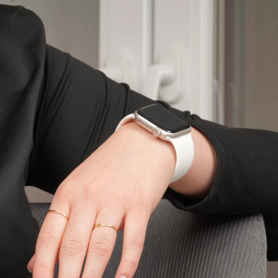 Breband Silikonarmband in Weiß getragen #farbe_weiß