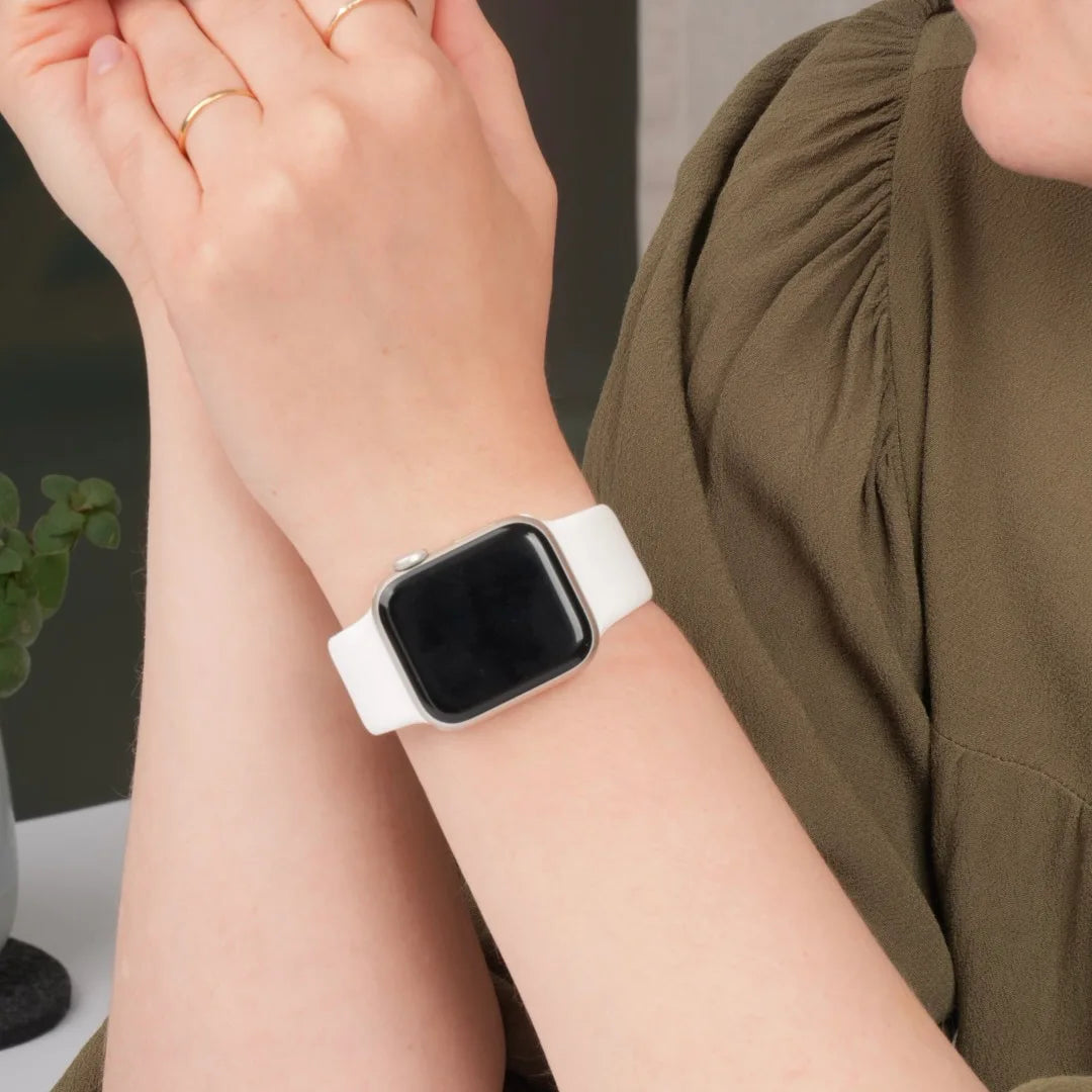 Apple Watch mit weißem Silikonarmband am Handgelenk #farbe_weiß