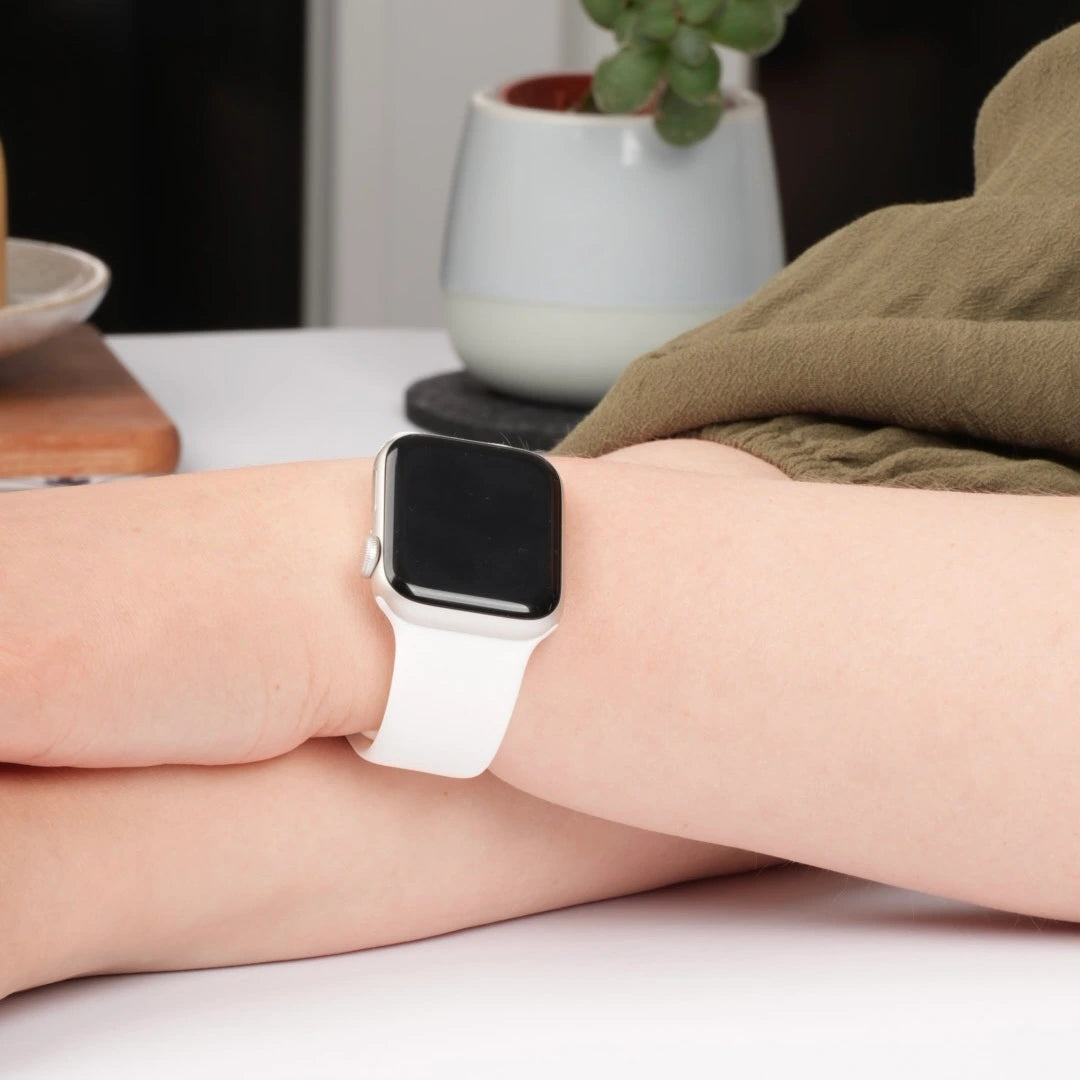 Weißes Apple Watch Armband aus Silikon im Einsatz #farbe_weiß