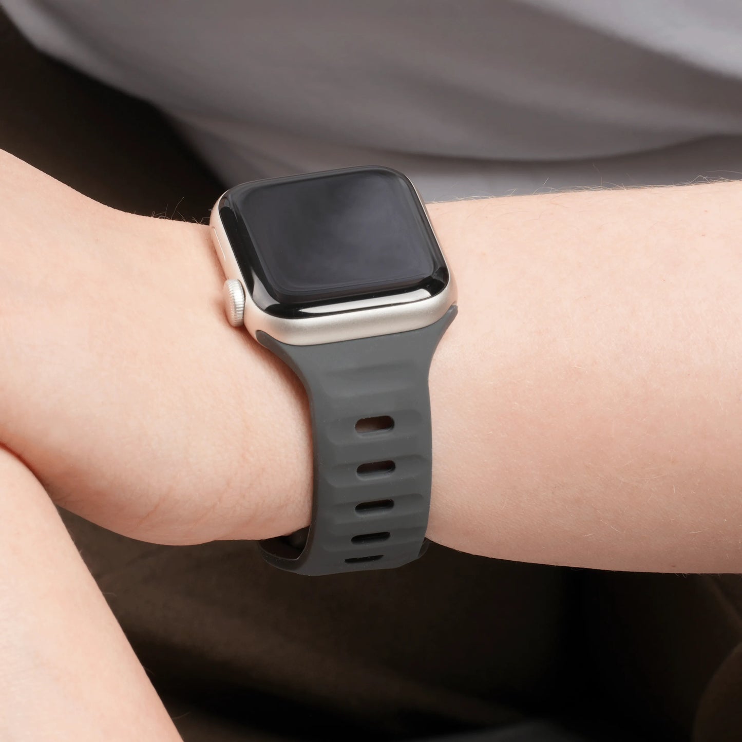 Apple Watch Active Armband am Handgelenk #farbe_schwarz