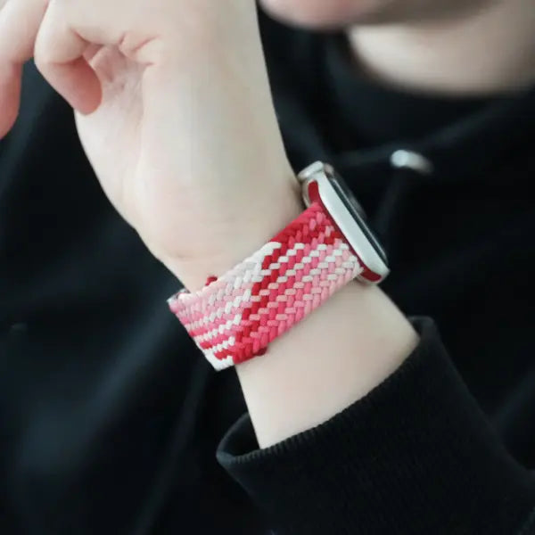 Geflochtenes Nylonarmband Colorbraid in Rot und Rosa für Apple Watch am Handgelenk