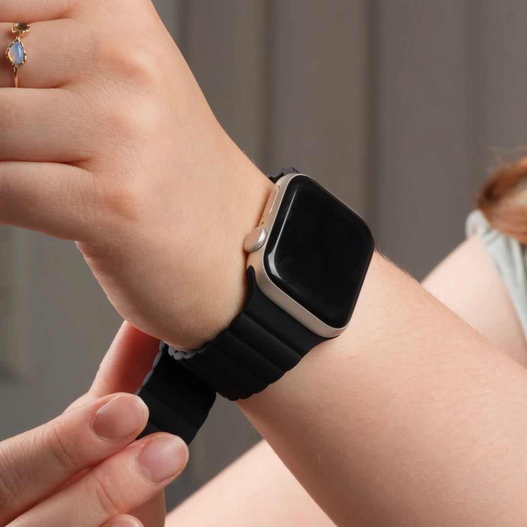 Elegantes schwarzes Silikon Loop Armband für Apple Watch von Breband #farbe_schwarz