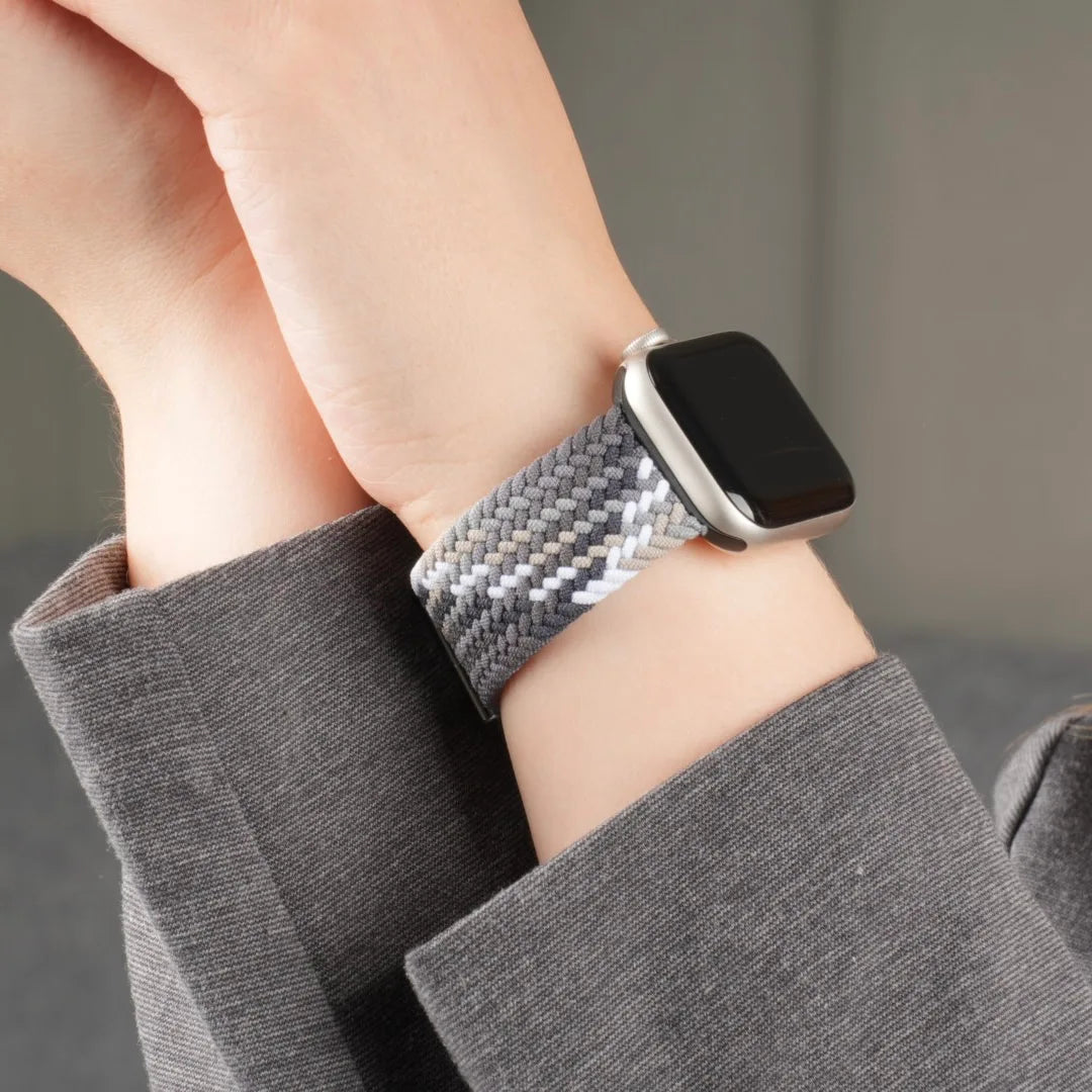 Apple Watch mit Nylonarmband Colorbraid Monochrom in Nahaufnahme. #farbe_Monochrom